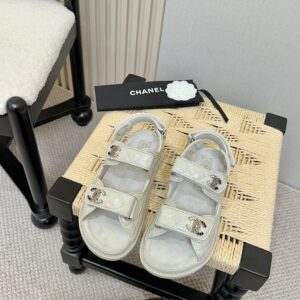 Chanel - Sandales plates - Blanc logo CC