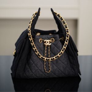 Chanel - Sac hobo - Noir matelassé