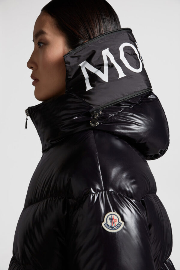 Moncler — Doudoune Huppe noire — vue de profil avec capuche