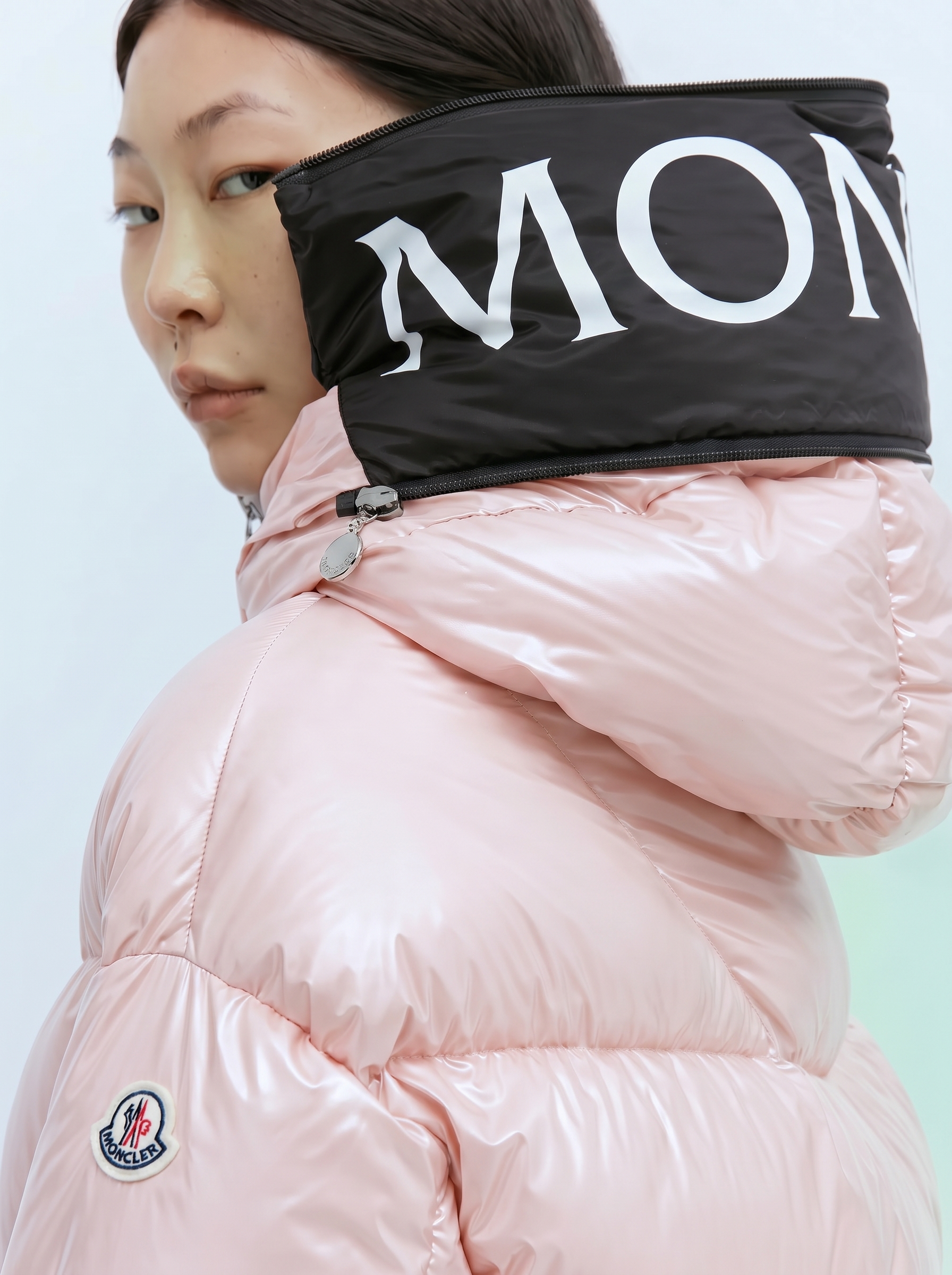 Doudoune Huppe rose en nylon laqué avec capuche, vue de détail portée.